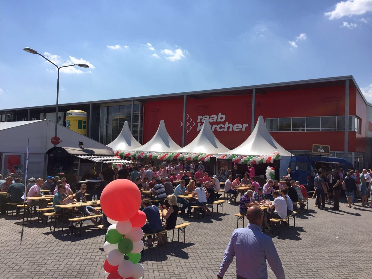 baristabroers's tweet photo. Heerlijk weer, veel koffie en langs de baan tijdens de #giroditalia in Nijmegen. In opdracht van #RaabKarcher. https://t.co/bqLcfcufxN