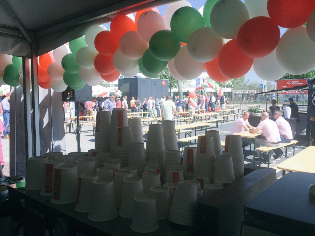 baristabroers's tweet photo. Heerlijk weer, veel koffie en langs de baan tijdens de #giroditalia in Nijmegen. In opdracht van #RaabKarcher. https://t.co/bqLcfcufxN