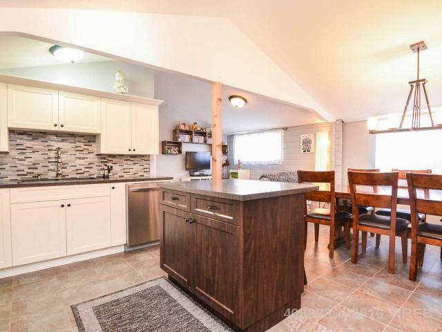 ARivett6's tweet photo. @GoCampbellRiver #crrealestate!Great rancher #WillowPoint. Lovely updated kitchen,skr tub,3 bds, big yard&rv parking https://t.co/wbPbEpXxM9