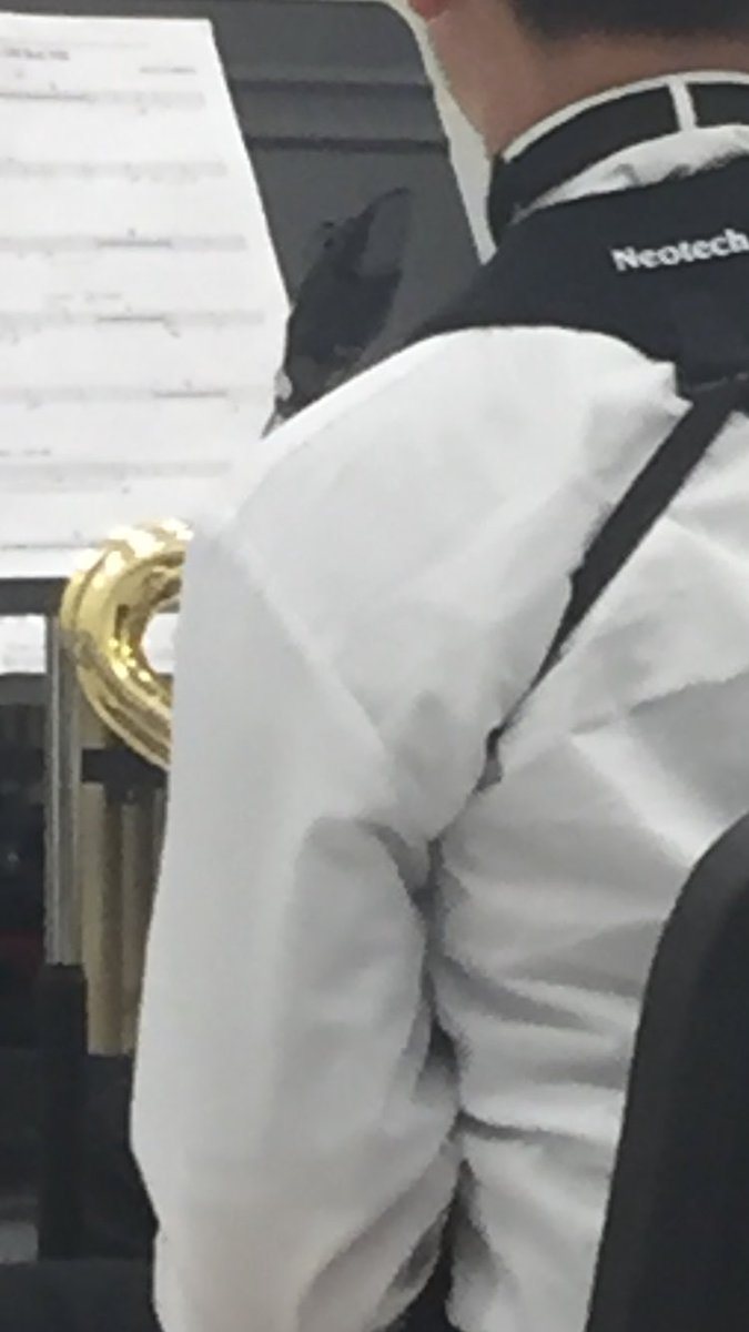 Shockiegurl's tweet photo. Why is his reed the same color as the music stand @jsunnayyyy #WoodwindProblems 😂😂😂 https://t.co/Ab2ucCWv5V