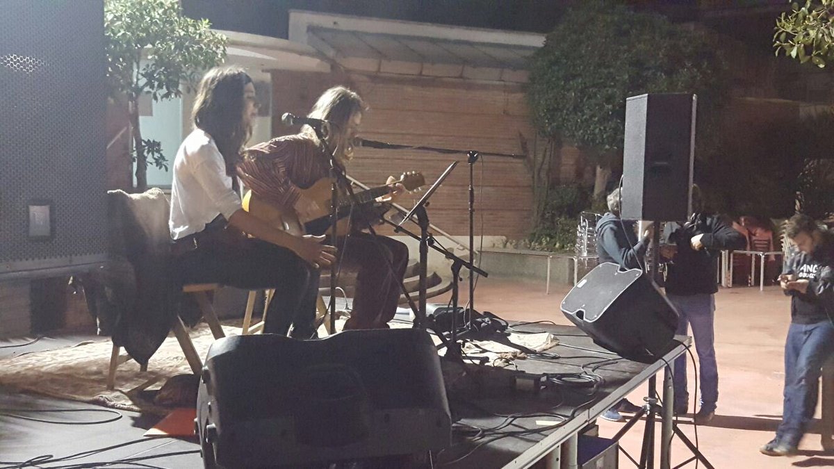 Andi i Sebas sobre l'escenari #sitgesambelsrefugiats #entretotsambunasolaveu #sitges #solidaritat