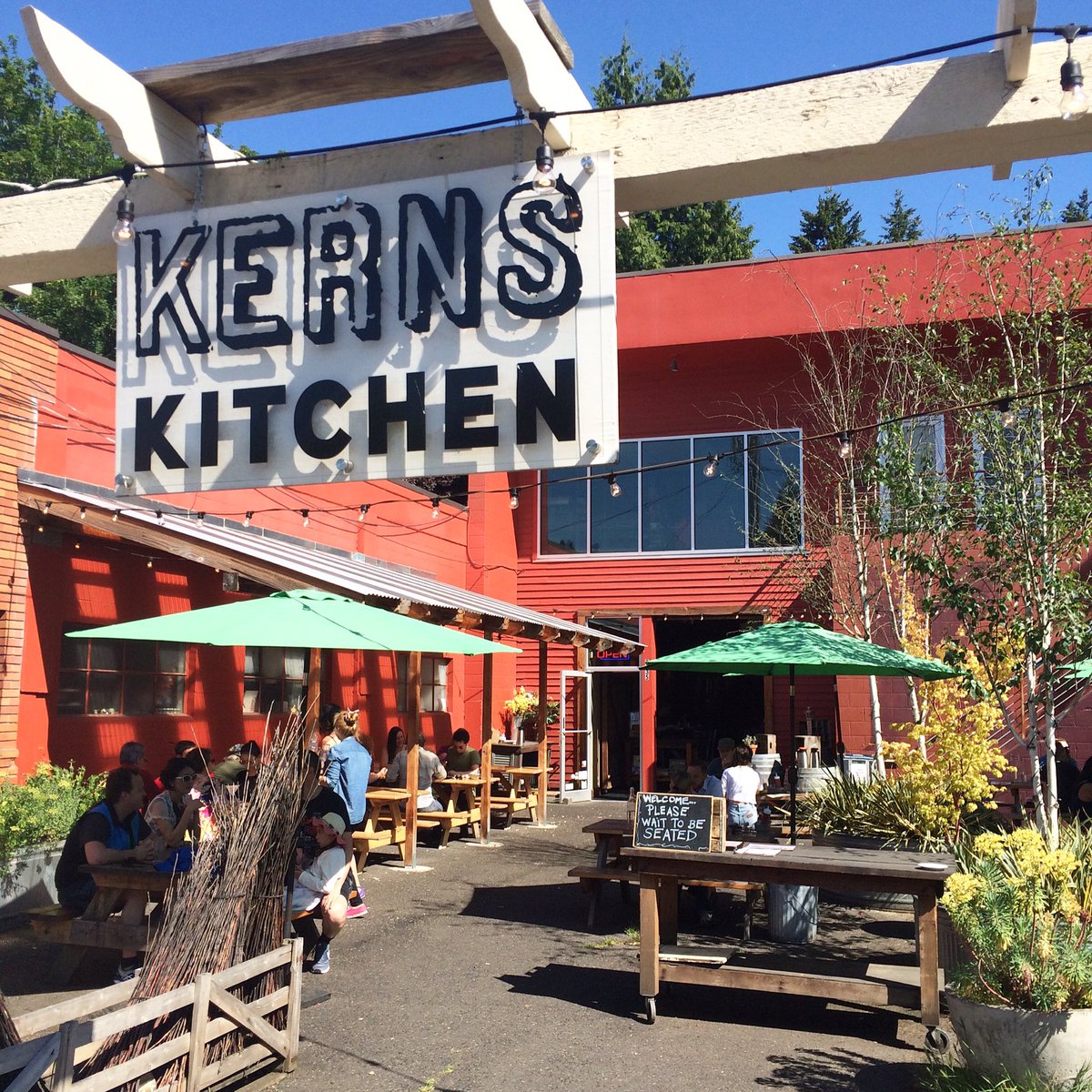 KernsKitchenPDX's tweet photo. Oh what a bright, bright, bright Sunshine-y day! ☀️ #saturday #brunch #patio #pdxeats #kerns https://t.co/0HE71zXjxt