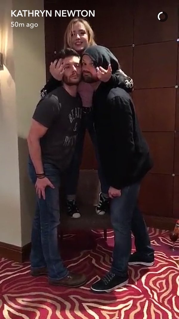 CUTE PICTURES... 
JENSEN LOOKS AMAZING!
LOOK AT THOSE ARMS!!! 
SO ADORABLE 💪😍❤❤ #Asylum16

Thanks to Kathryn Newton