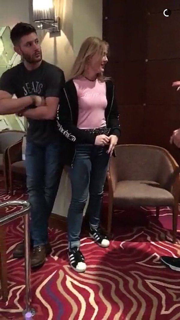 Downey_Ackles's tweet photo. CUTE PICTURES... 
JENSEN LOOKS AMAZING!
LOOK AT THOSE ARMS!!! 
SO ADORABLE 💪😍❤❤ #Asylum16

Thanks to Kathryn Newton https://t.co/3qUG2QTBI6