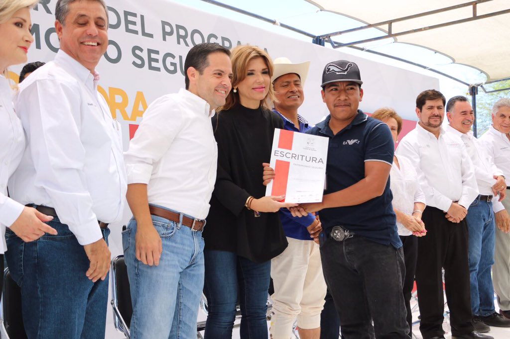 HermosilloGob's tweet photo. Gobernadora @claudiapavlovic y Presidente @MaloroAcosta entregan más de 900 escrituras a familias de Miguel Alemán. https://t.co/bU92EJ8qB6