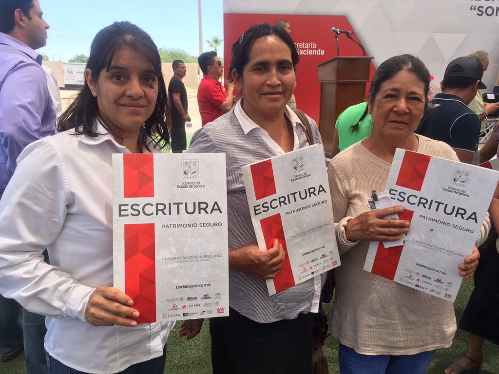 HermosilloGob's tweet photo. Gobernadora @claudiapavlovic y Presidente @MaloroAcosta entregan más de 900 escrituras a familias de Miguel Alemán. https://t.co/bU92EJ8qB6