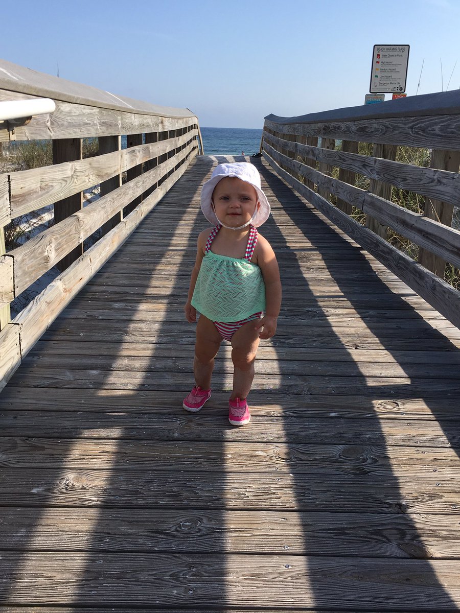 USAirforceGf's tweet photo. Mailana at the beach! https://t.co/m9ZeH4QdQF