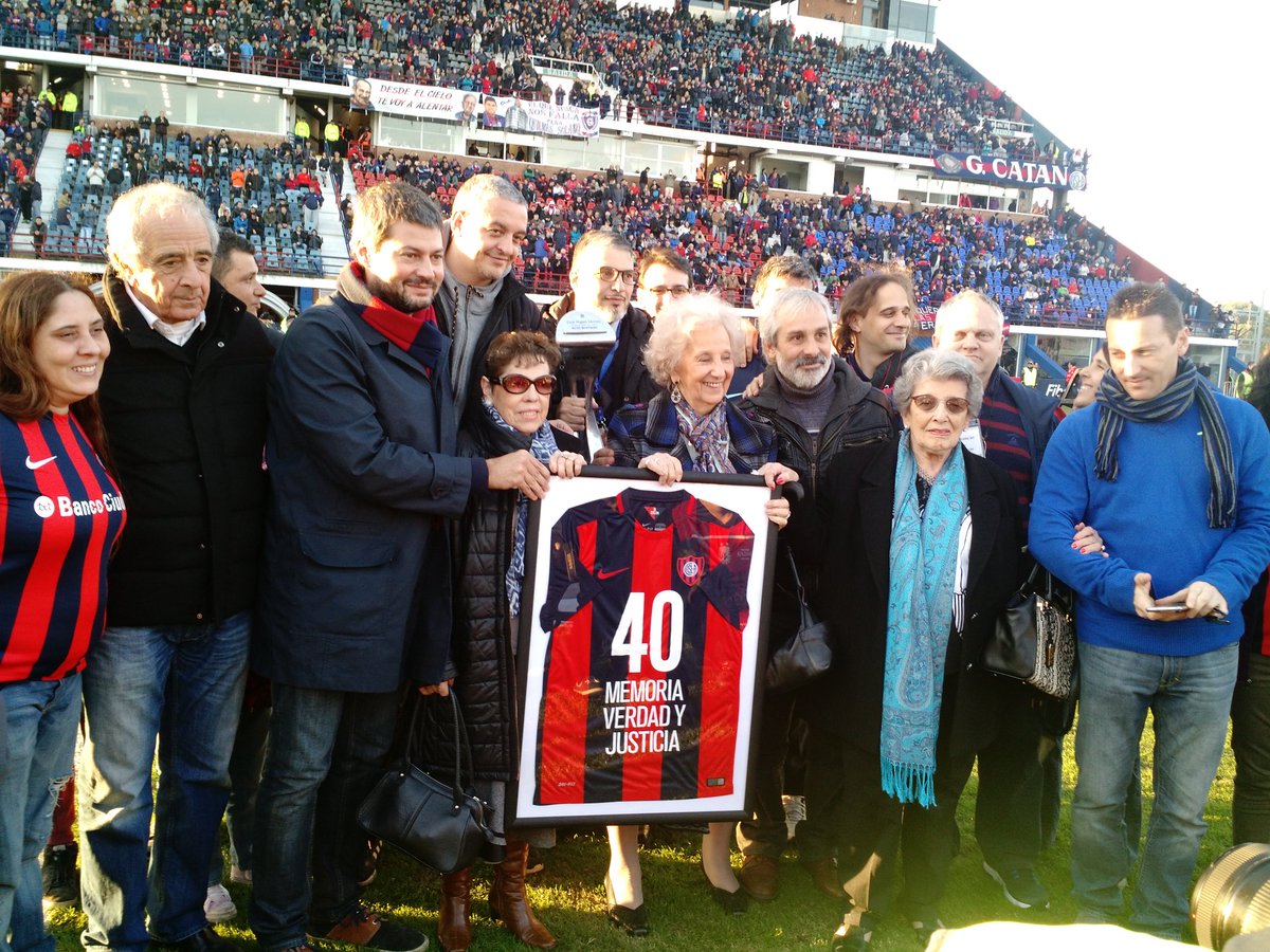 Lammens entrega a Estela de Carlotto una camiseta para Abuelas de Plaza de Mayo. Memoria, Verdad y Justicia.