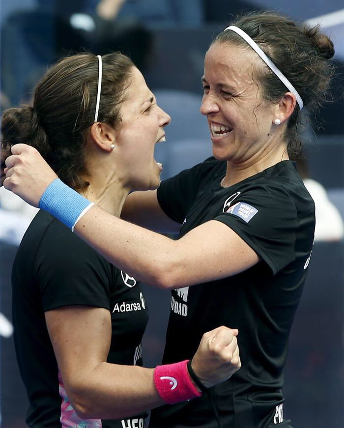 EFEdeportes's tweet photo. .@eliamatri y @pattytxu celebran victoria en Real Club de Polo Barcelona @WorldPadelTour https://t.co/9GyVrmFxKu
