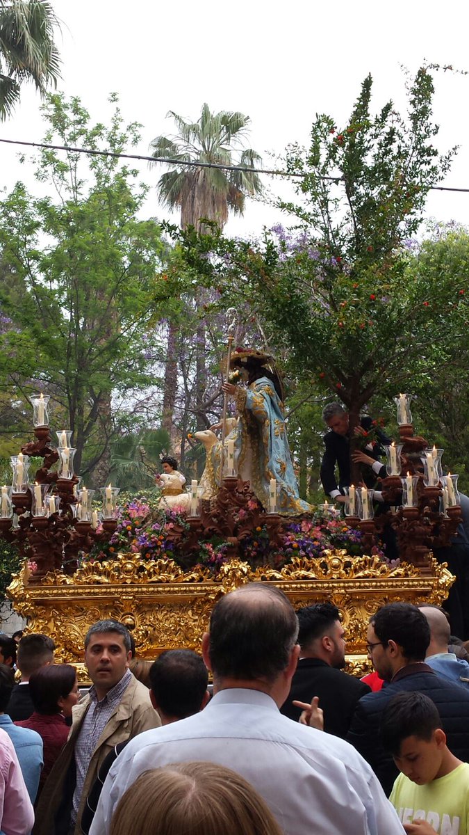 CofradesDMalaga's tweet photo. Un año más la @DivinaPastora recorre su barrio capuchinero Fotos @lidiareyes90 @sergioft25 https://t.co/nw3x0sc4a2