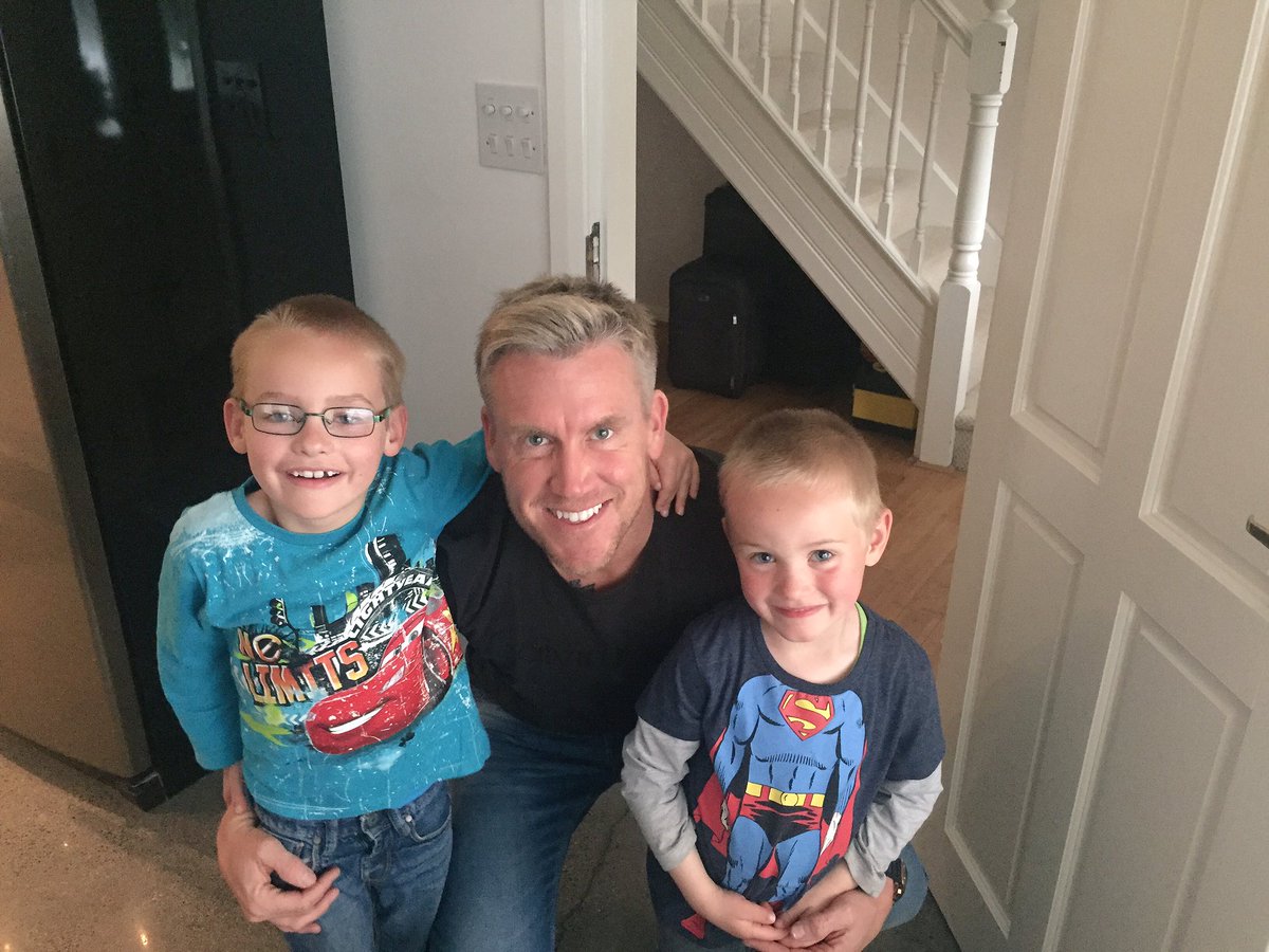 lloydyefc10's tweet photo. Had the boys round to watch the football (and The Good Dinosaur movie) today #Nephews #Dutch&EnglishOnes #BadKits https://t.co/zJhS7MpHLY