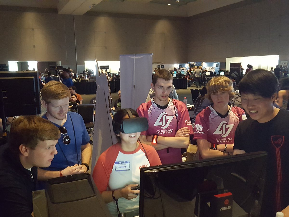 ASUSUSA's tweet photo. Happy faces testing out the #OculusReady G11 #DHATX16 #ROGDH @oculus #Dreamhack https://t.co/CcRNeeceAv