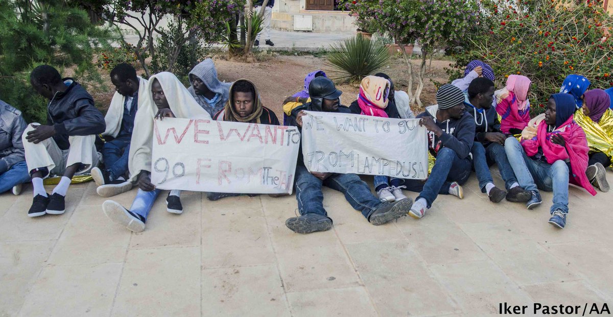 munduhurbila's tweet photo. Casi ya 2 días de protesta en la plaza Garibaldi por parte de Sudaneses, Eritreos, Somalís y Yemenís en #Lampedusa https://t.co/l3sUnK4twQ