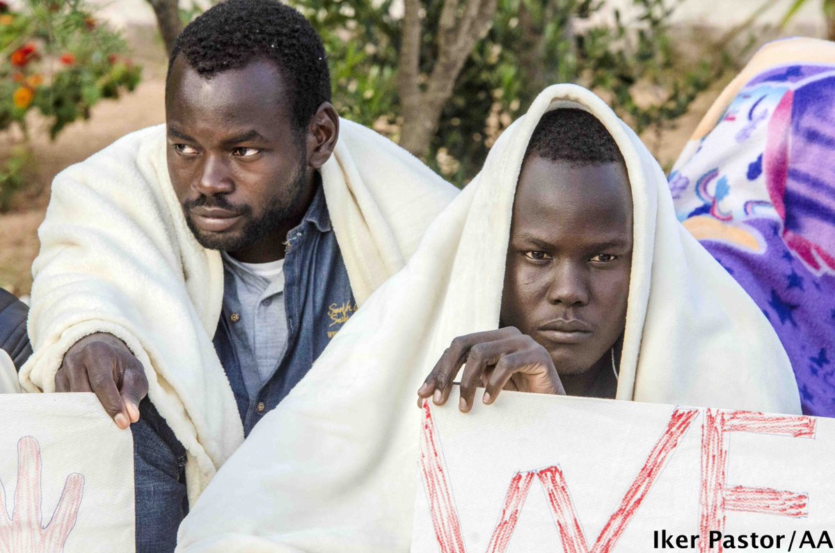 munduhurbila's tweet photo. Casi ya 2 días de protesta en la plaza Garibaldi por parte de Sudaneses, Eritreos, Somalís y Yemenís en #Lampedusa https://t.co/l3sUnK4twQ