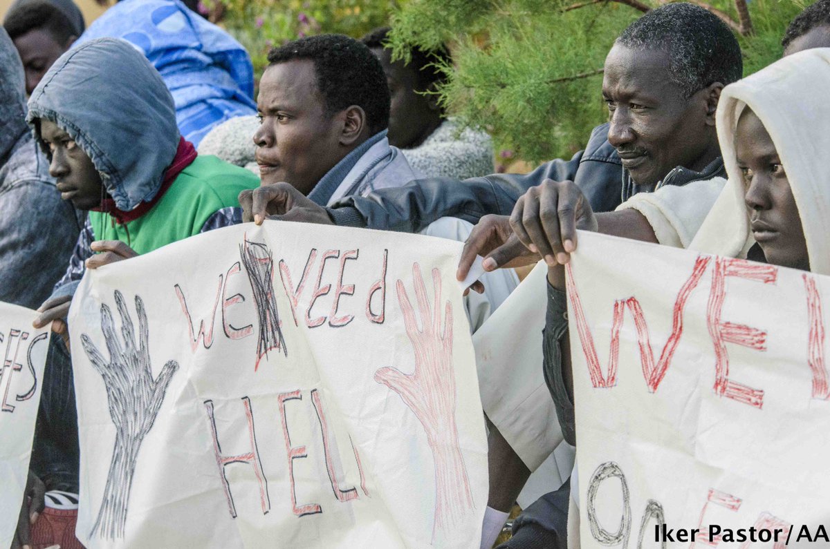 munduhurbila's tweet photo. Casi ya 2 días de protesta en la plaza Garibaldi por parte de Sudaneses, Eritreos, Somalís y Yemenís en #Lampedusa https://t.co/l3sUnK4twQ