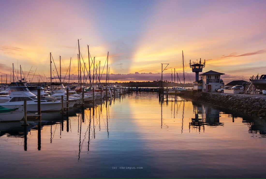 Strange looking sunset in Auckland last night. What causes this  <a href="/KanoaLloyd/">Kanoa Lloyd</a> <a href="/MetService/">MetService NZ</a> - anti crepuscular rays?