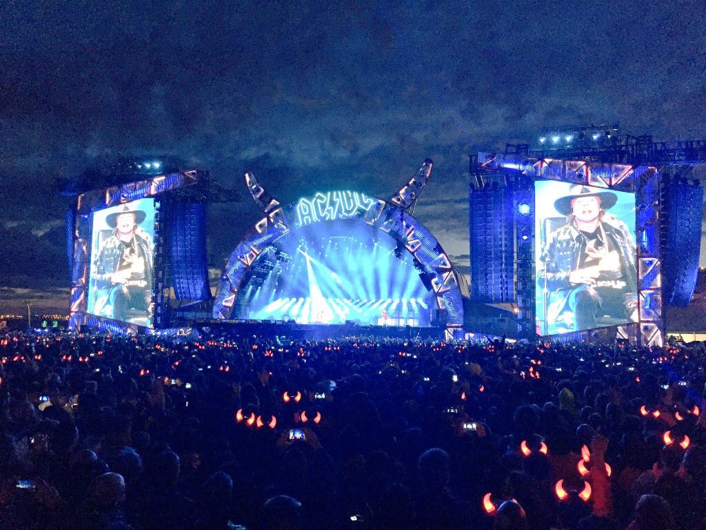 ACDC_Colombia's tweet photo. Axl la está rompiendo. Esperemos la voz le de pues se nota el esfuerzo de más https://t.co/Ha0GGsmidu