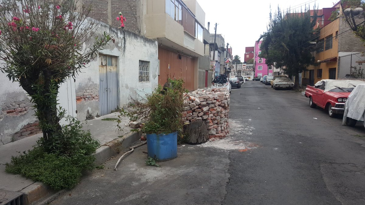 asgardorivas's tweet photo. @GobCDMX @Dele_Iztacalco  ocupa más de un carril https://t.co/4mdjKEGNt7