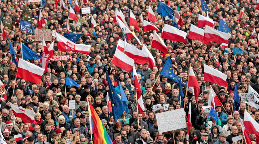 It was a massive manifestation in favour of constitutional order and EU in Warsaw today.