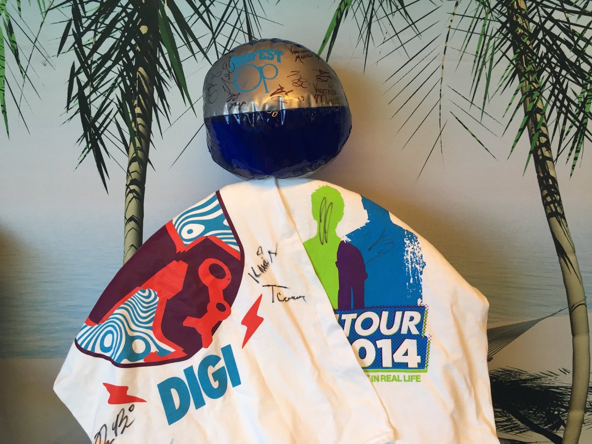 Fan4countErica's tweet photo. "@DigiTour If ya wanna win some signed merch u know what to do
Tweet &amp; RT ---&gt; #DigiTo500K
LETS DO THIS https://t.co/9zUNGVm5CA"