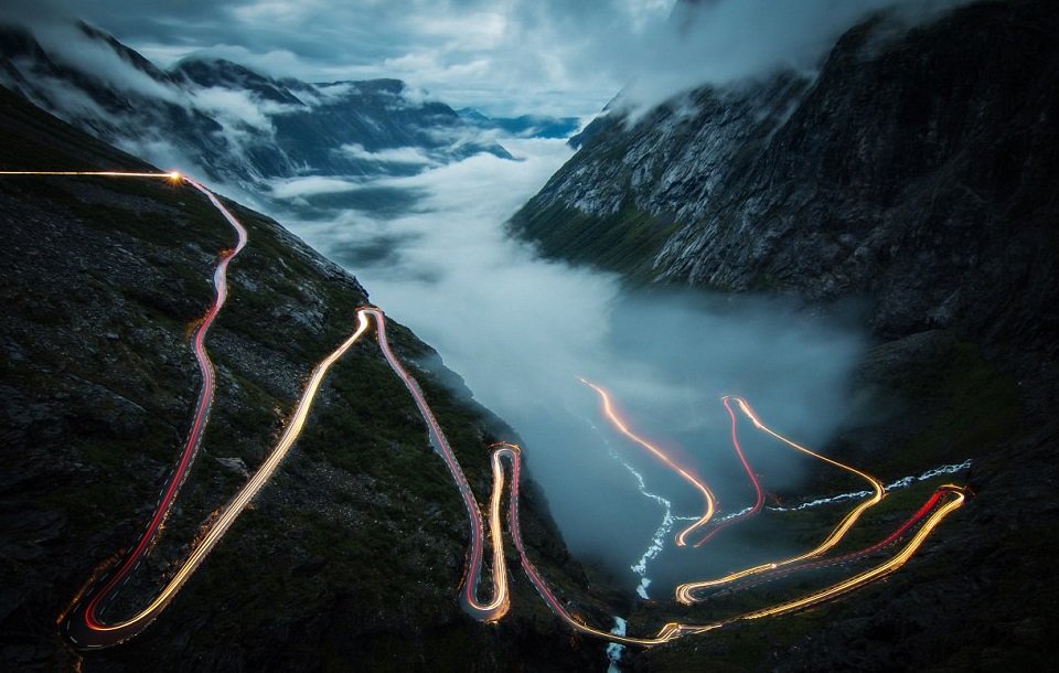 HayQueSaberlo's tweet photo. Espectacular carretera en Noruega muestra cómo los autos se pierden en la niebla. Foto: Christoph Schaarschmidt. https://t.co/NCw4kvSWXz