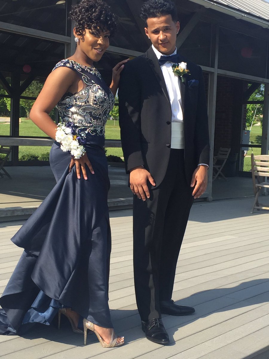 spriteleehendrx's tweet photo. Something slight nun major 😳😻👀😩 #prom2k16 https://t.co/jRebCdxt9Q