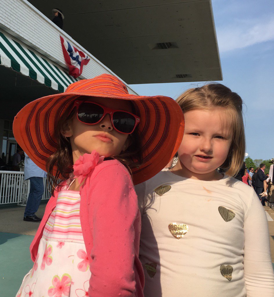 RoseanneTellez's tweet photo. Are you kidding me? #Derbyday fashion at #Arlingtonpark #sideofham https://t.co/fcyQBsHFLz