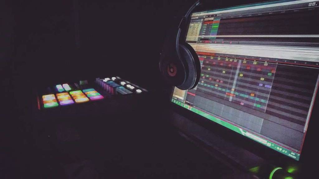 producerpassion's tweet photo. @afilmbymilaneli VS @willyhenrique ๐ฅ #HipHop #HipHopCulture #Trap #TrapMusic #Trapavelli #Music #Producer #Producerโฆ https://t.co/0Sd18ES77X