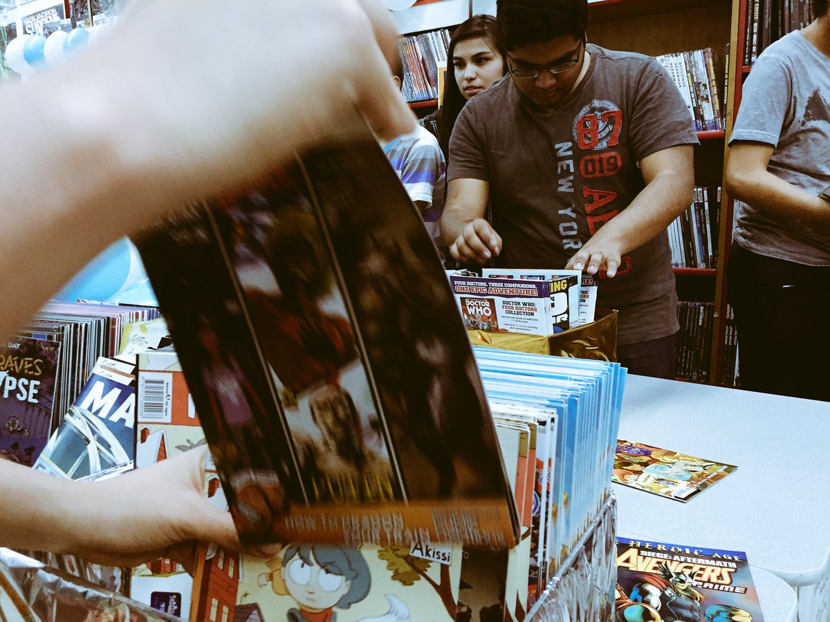 OBTUREFOTO's tweet photo. #FreeComicBookDay en #Comiccastle de #Queretaro. Avalancha de fans! //: @ErikaContrera https://t.co/LcKl7s0izV