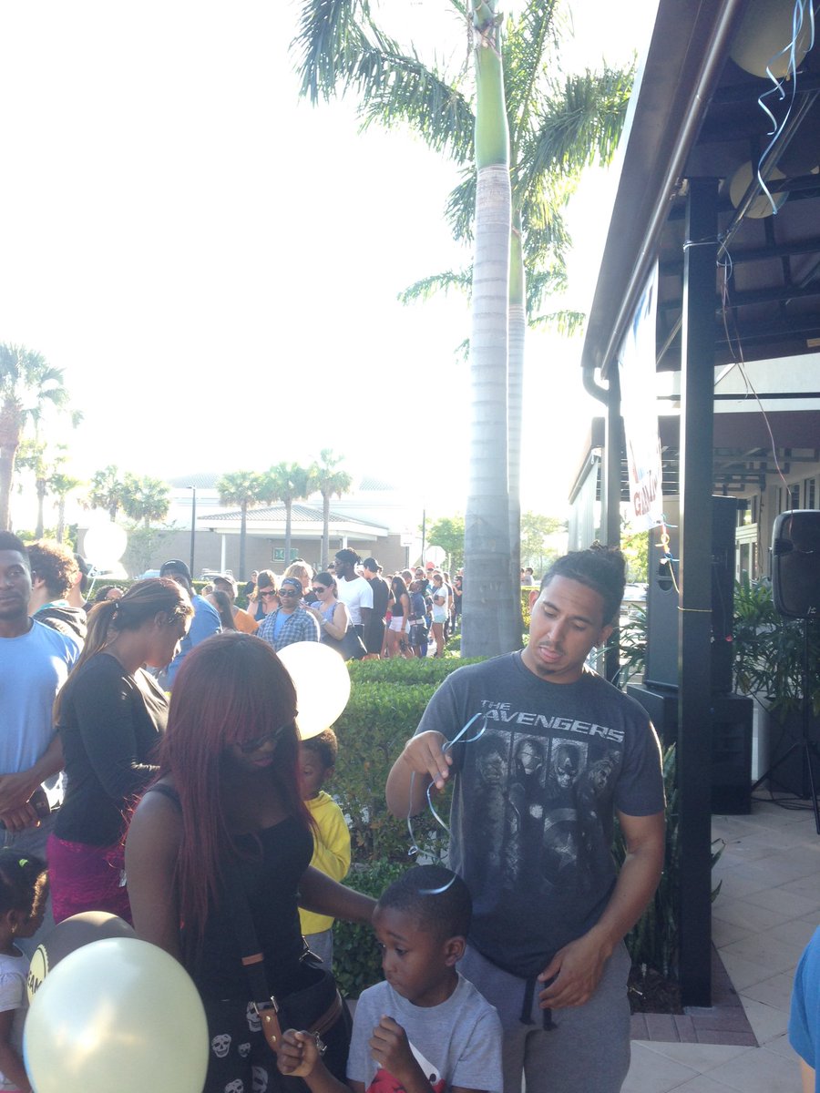 decacbhs's tweet photo. 6:30 and the line hasn't slowed! #CREAMAventura #GrandOpening #SUCCESS https://t.co/s9vdry2GIr