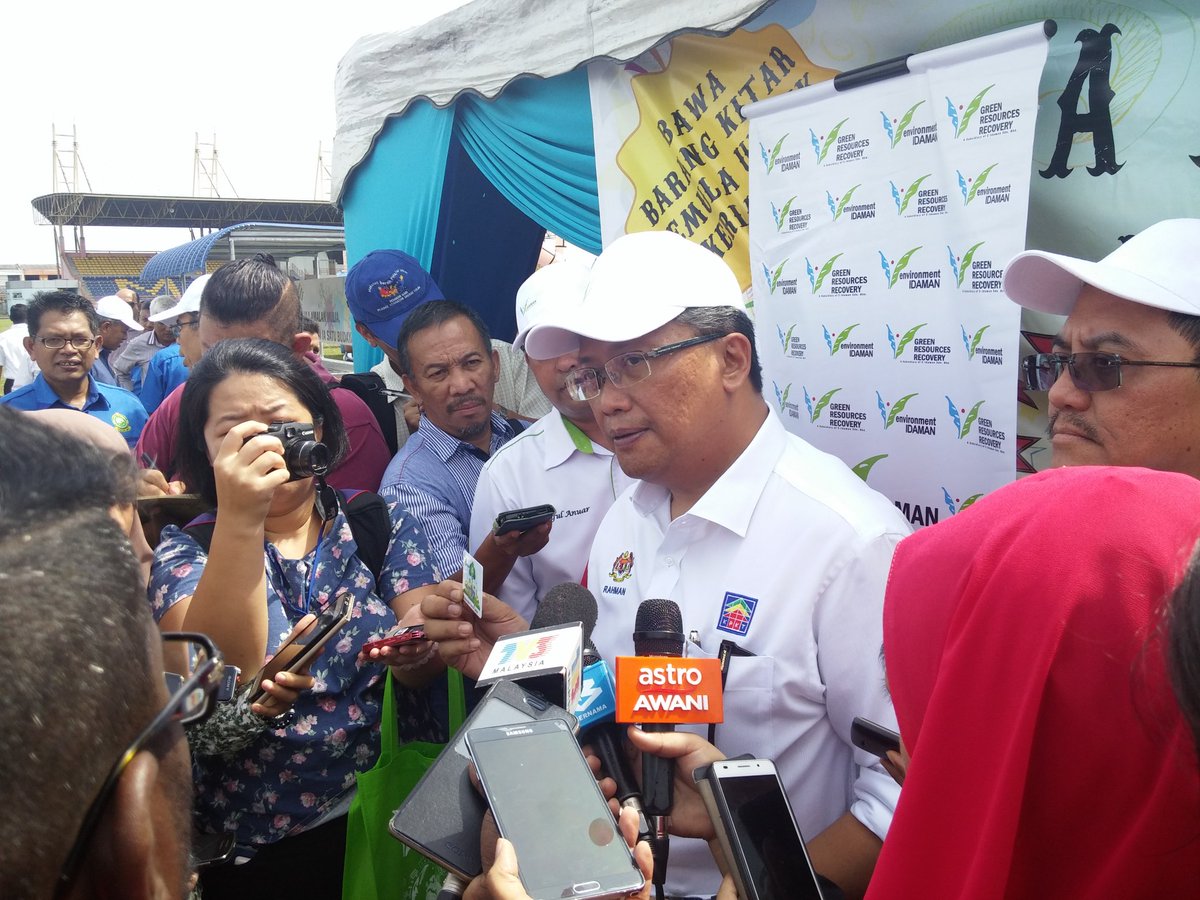 GoTeamRD's tweet photo. YB @mpkotabelud ditemu ramah oleh rakan2 media selepas pelancaran Program #RecycleforLife di Kulim, Kedah. https://t.co/npnPdYt4et