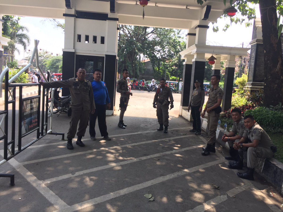 haduh ini <a href="/satpolPP_Pwk/">SatpolPP_Purwakarta</a> <a href="/BidTrantibum/">Trantibum Pol PP Pwk</a> gak peduli libur masih aja tugas sama kayak @HumasPWK gak ada tanggal merah