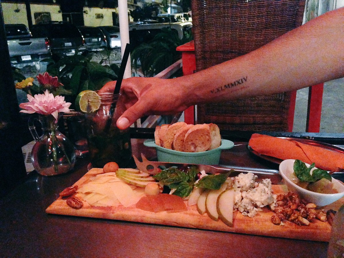 robert_rga's tweet photo. @116Pulpito #drinks #ChesseTable #Toast  #Pizza amo este lugar 😍 👍🏼 #PuertoVallarta https://t.co/A7TSYIGFHq