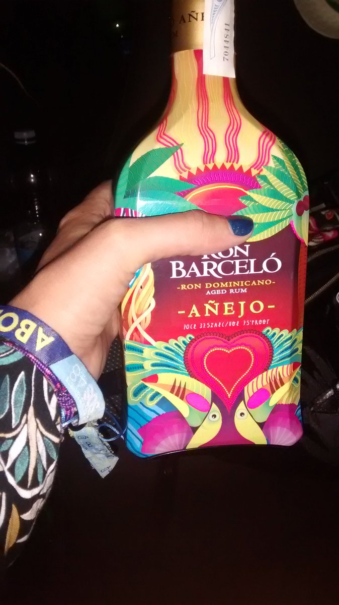 elyasa's tweet photo. Si me voy de festival no me olvido de ti roni @RonBarceloSpain #sos48festival 💃👯😝 https://t.co/p8lyZ8dF2O