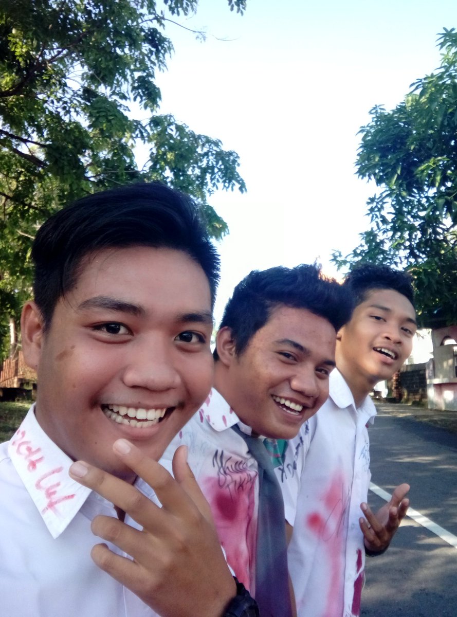 Harianto9373's tweet photo. SMK N 3 TANJUNGPINANG #lulus2016 #lulus100% https://t.co/oidnZDtxgk