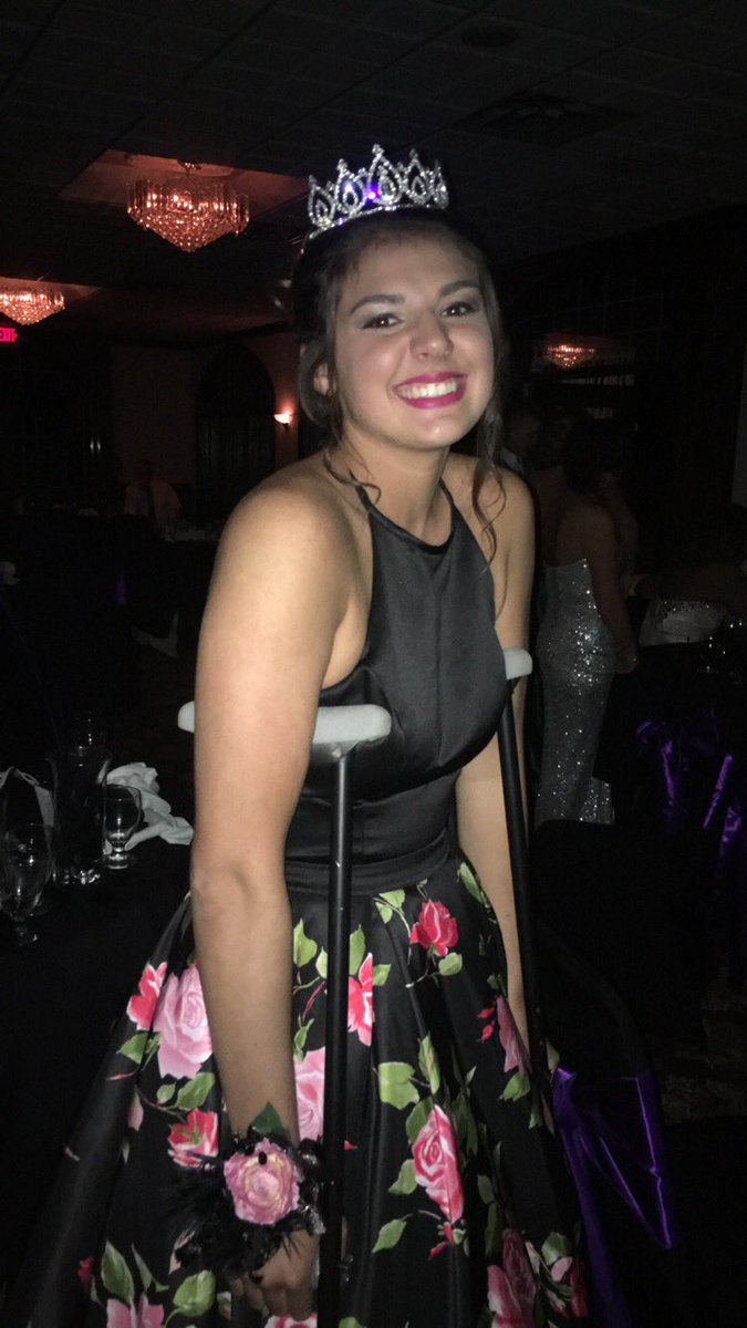 MMaegam's tweet photo. So happy for this beauty💕 even tho she was on crutches she looked amazing💗 love you #princesstay https://t.co/NwYPoxRzCn