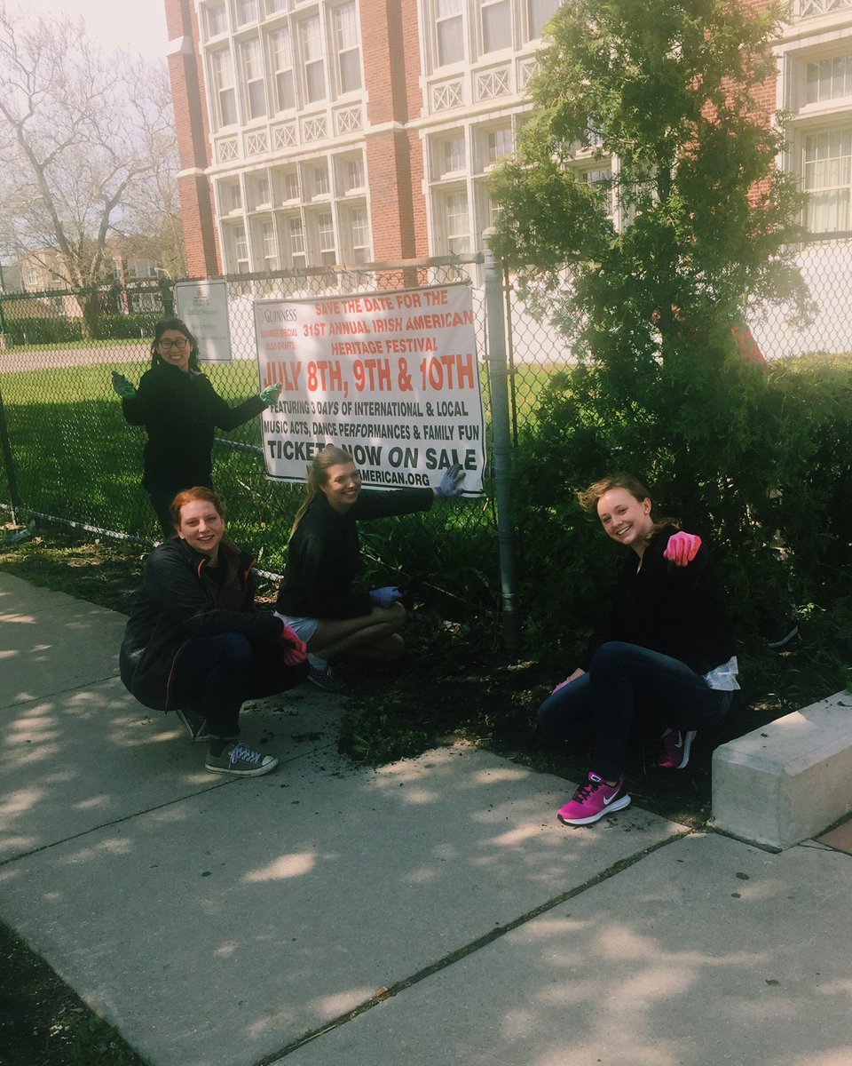 DePaulDems's tweet photo. Today was a beautiful day for service! The DePaul Dems had a great time participating in #VSD2016 ☀️🌷 🌹 https://t.co/MxmEsu72ke