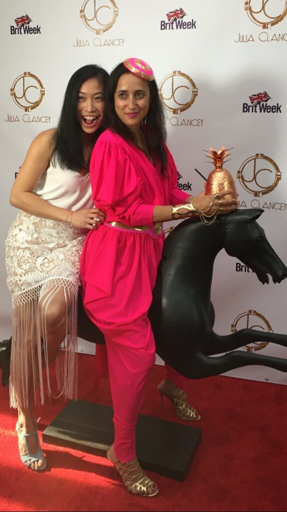 mikialamode's tweet photo. With designer @Juliaclancey on a freaking horse! @BritWeek TheBloggerBabes hashtags #Britweek10th #Britweek2016 https://t.co/rSR9VdSef6