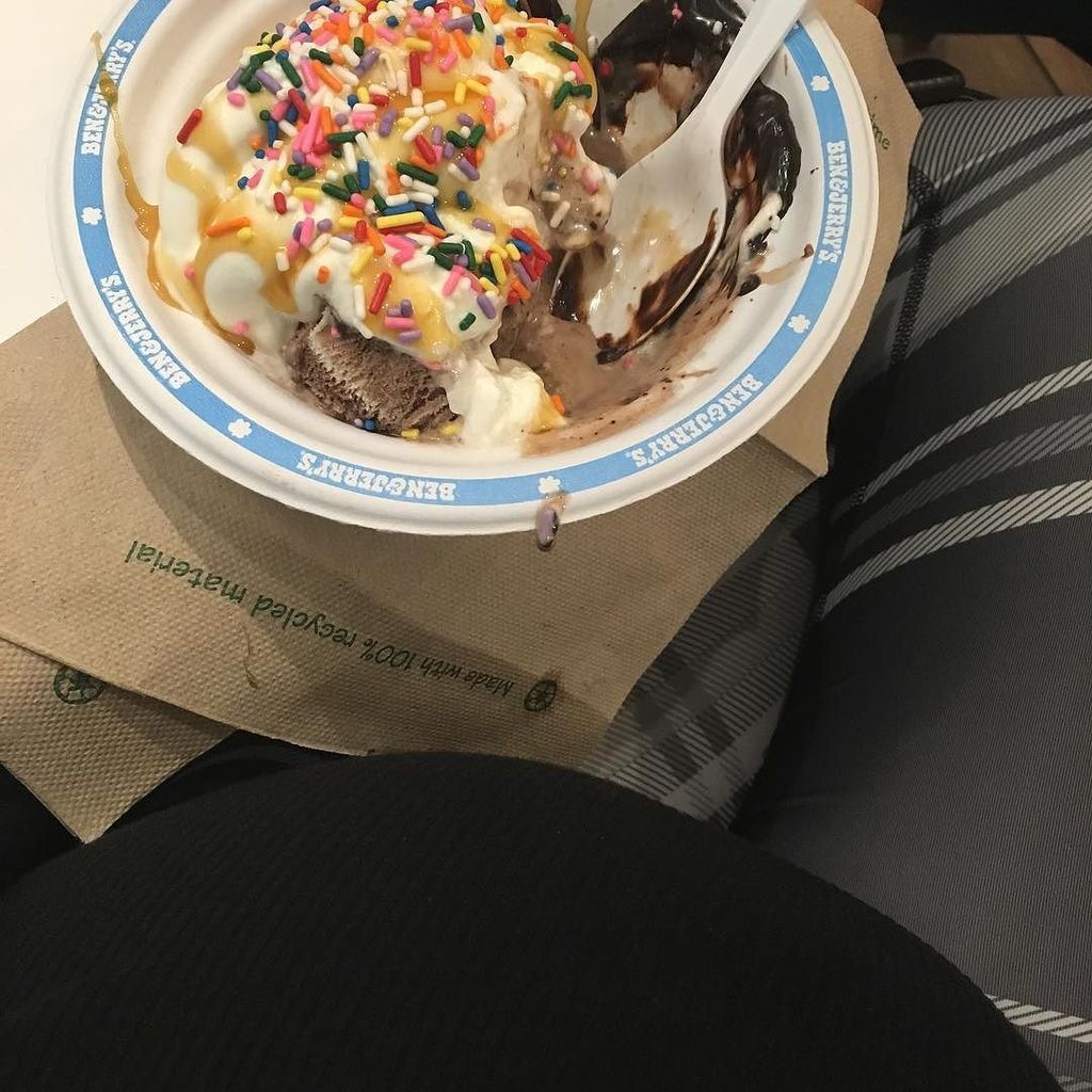 bostonmamoms's tweet photo. Walking cliche. #9monthspregnant #39weekspregnant #hotfudgesundae #thebabywantedit #evicti… https://t.co/VOHNCt6zKp https://t.co/r1wvMEIeds