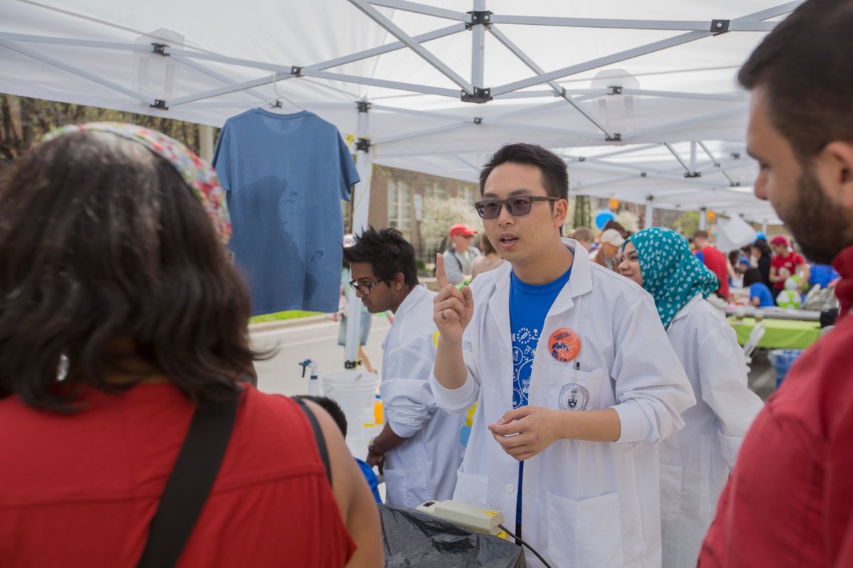wilsonpoon's tweet photo. "Let me tell you one thing about quantum dots: still very cool." Photo courtesy of @ben_ouyang #UofTSR https://t.co/45M6lZuYVZ