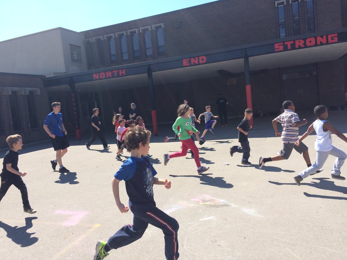 ShawnaMacLellan's tweet photo. @ymcahbb #yonwheels leads @BennettoHWDSB #beyondthebell students in heart pumping #exercise #60minaday https://t.co/sEMYUdgH1Z