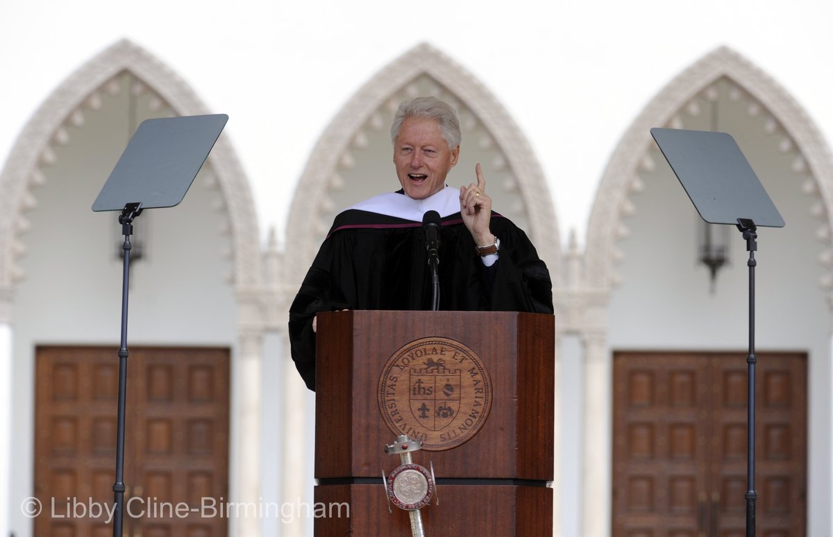 LCphoto13's tweet photo. Former President @billclinton giving a commencement speech @LoyolaMarymount #LMU2016 (Photo by Libby Cline) https://t.co/2Dki3ljyED