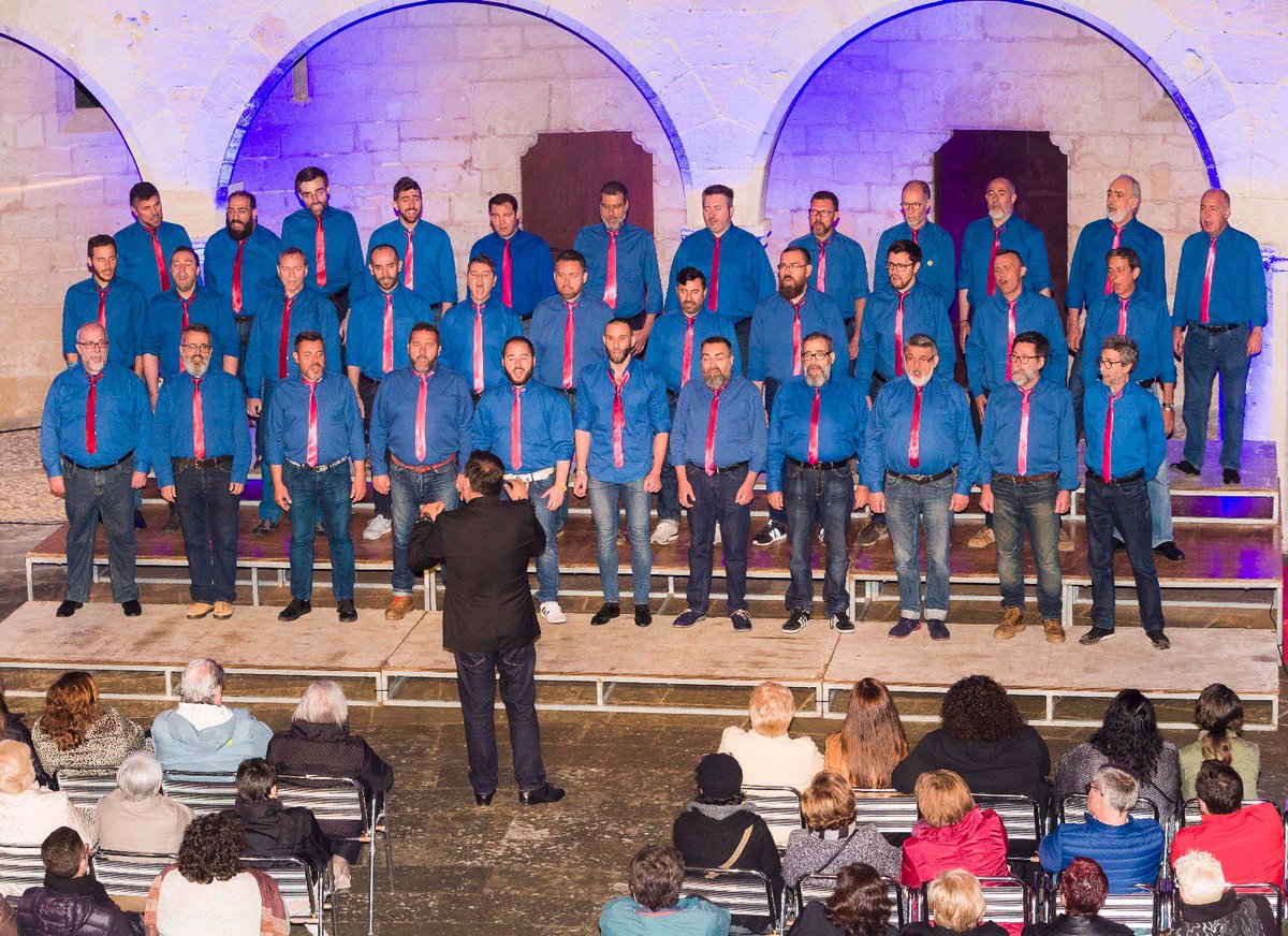 MGCFestival's tweet photo. Y los anfitriones, @mgmchorus dando color al Castell de Bellver https://t.co/FA7kJVR697