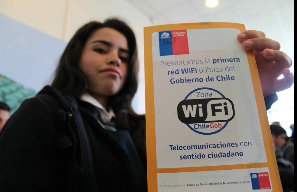 voceriagobierno's tweet photo. El Wifi gratuito de #ChileGob comienza a iluminar las plazas de la región Metropolitana https://t.co/jm3xDEKsIt https://t.co/Krf73Qr1zX