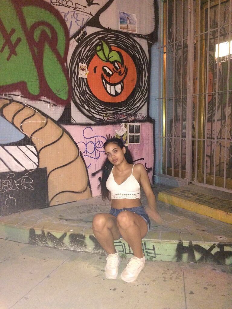 LMAOKIARA's tweet photo. Shoes? $1200 Glasses? Like $400 but bitch my outfit $20 bitch get ya self together bitch . https://t.co/90MRymtWAg