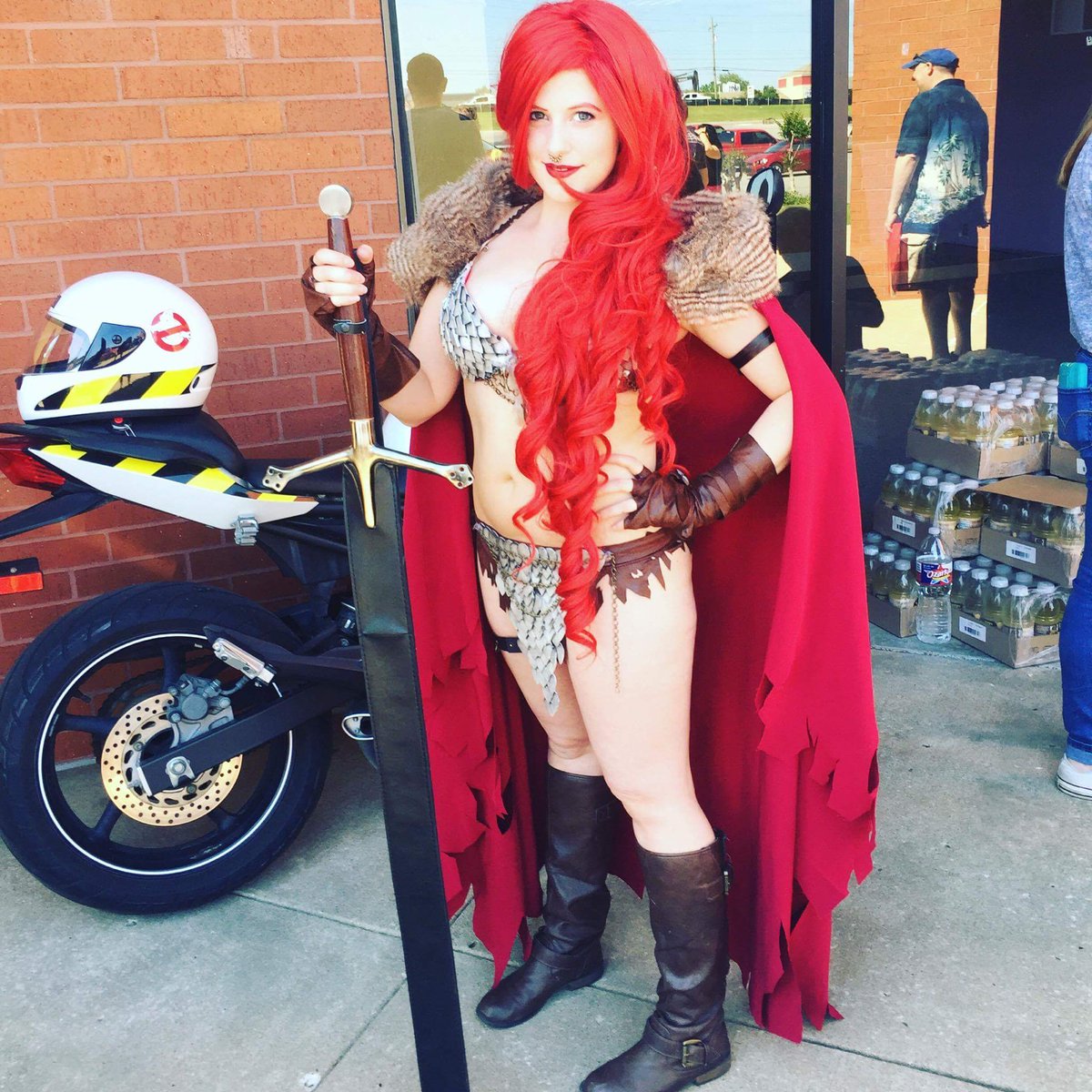 TardisTulsa's tweet photo. .@AshlynnMCosplay as #redsonja with me the #tulsatardis for #FreeComicBookDay https://t.co/5JXiN0LzWQ