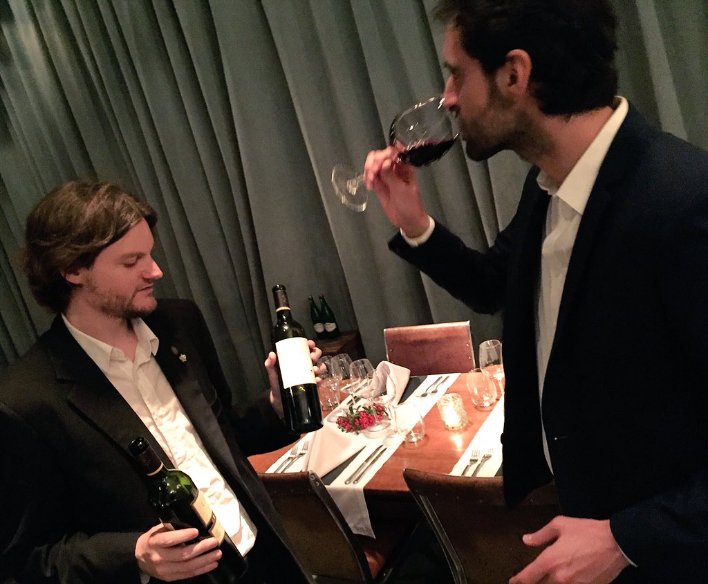 Antes de la maravillosa Winemaker's dinner de <a href="/cavaswinelodge/">Cavas Wine Lodge</a>, <a href="/mksomm/">Martin Krawczyk</a> y <a href="/ferbuscema/">Fer Buscema</a> catando los vinos 🍷