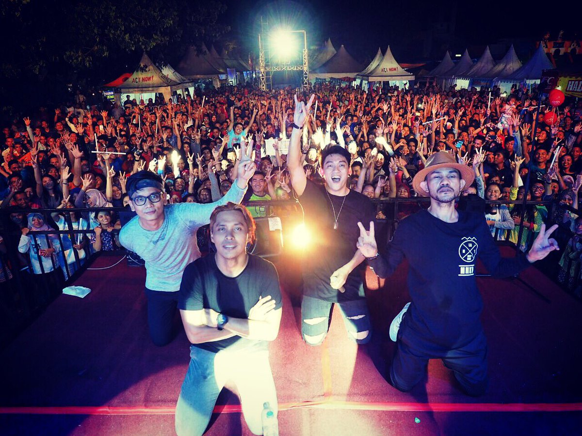 hermanseventeen's tweet photo. Tarimo kasih padang, malam yg luar biasa @SeventeenBand @KS_Padang @infoSumbar @InfoRanahMinang https://t.co/zBd8Pg06zV
