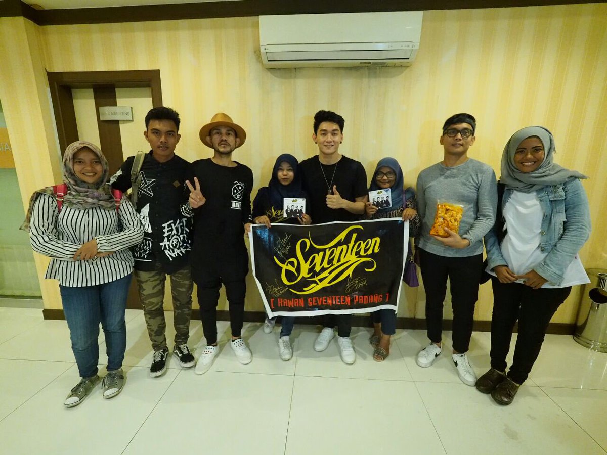 hermanseventeen's tweet photo. Tarimo kasih padang, malam yg luar biasa @SeventeenBand @KS_Padang @infoSumbar @InfoRanahMinang https://t.co/zBd8Pg06zV
