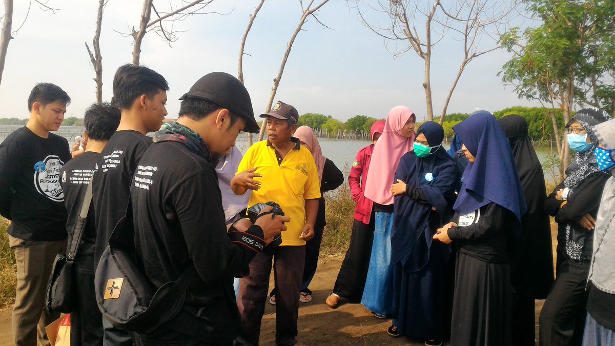 Pak zamrozi, ketua klompok tani mangrove bedono, sedang memberikan pengarahan ke rombongan <a href="/JAM_FEUII/">Jamaah AlMuqtashidin</a> <a href="/BKarimunjawa/">bolang karimunjawa</a>